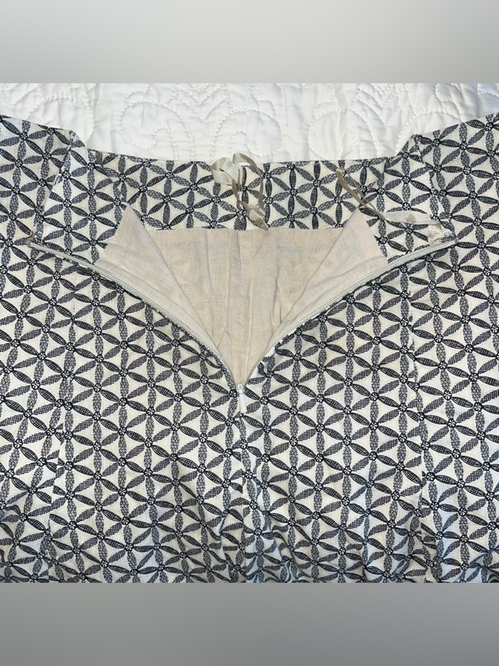 EUC Classic GAP A-Line Cream and Black Geometric Skirt - Size 4 - Picture 9 of 9